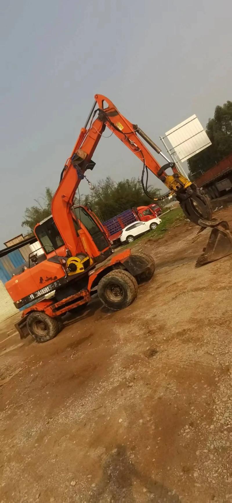 高性?xún)r(jià)比80輪挖 一機(jī)多用，帶卷?yè)P(yáng)機(jī)、夾木器和挖斗詳解